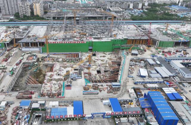 新利luck18“五一”成都車站項目工地不断歇 700余名建設者堅守崗位(图1)